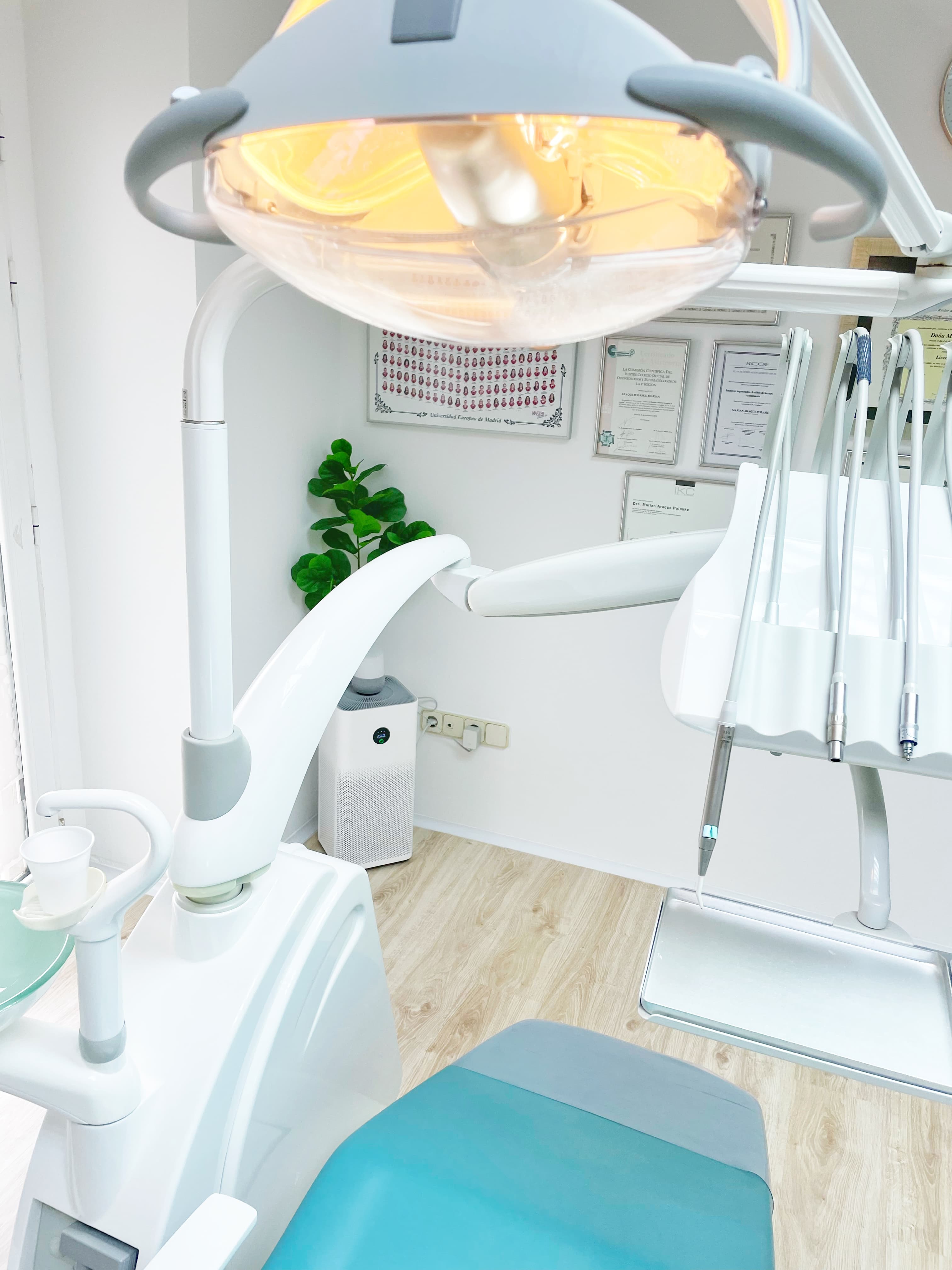 Interior de la Clínica Dental Araque en Las Rozas — sillón dental moderno y equipamiento de última generación