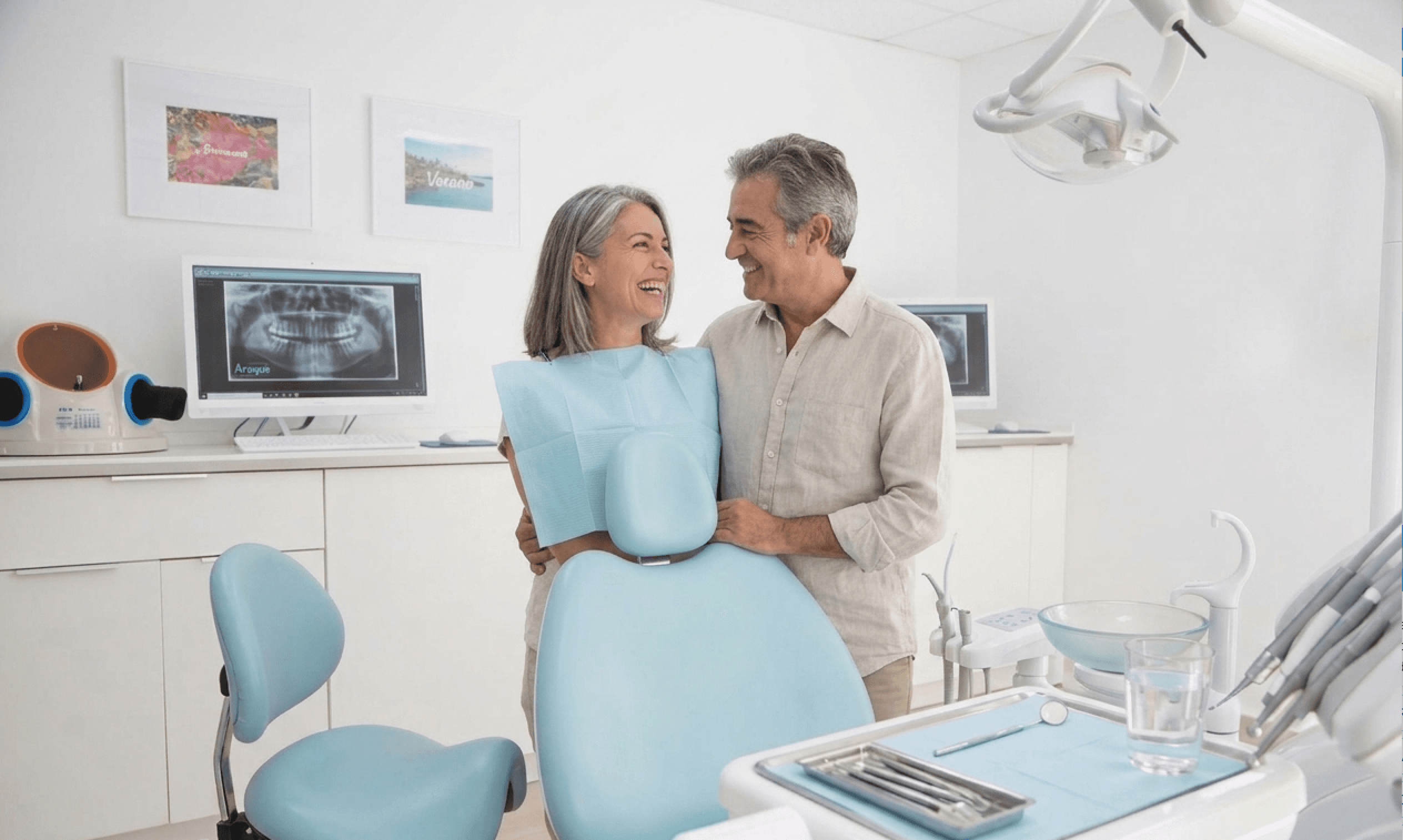 Pareja sonriendo en la Clínica Dental Araque en Las Rozas de Madrid
