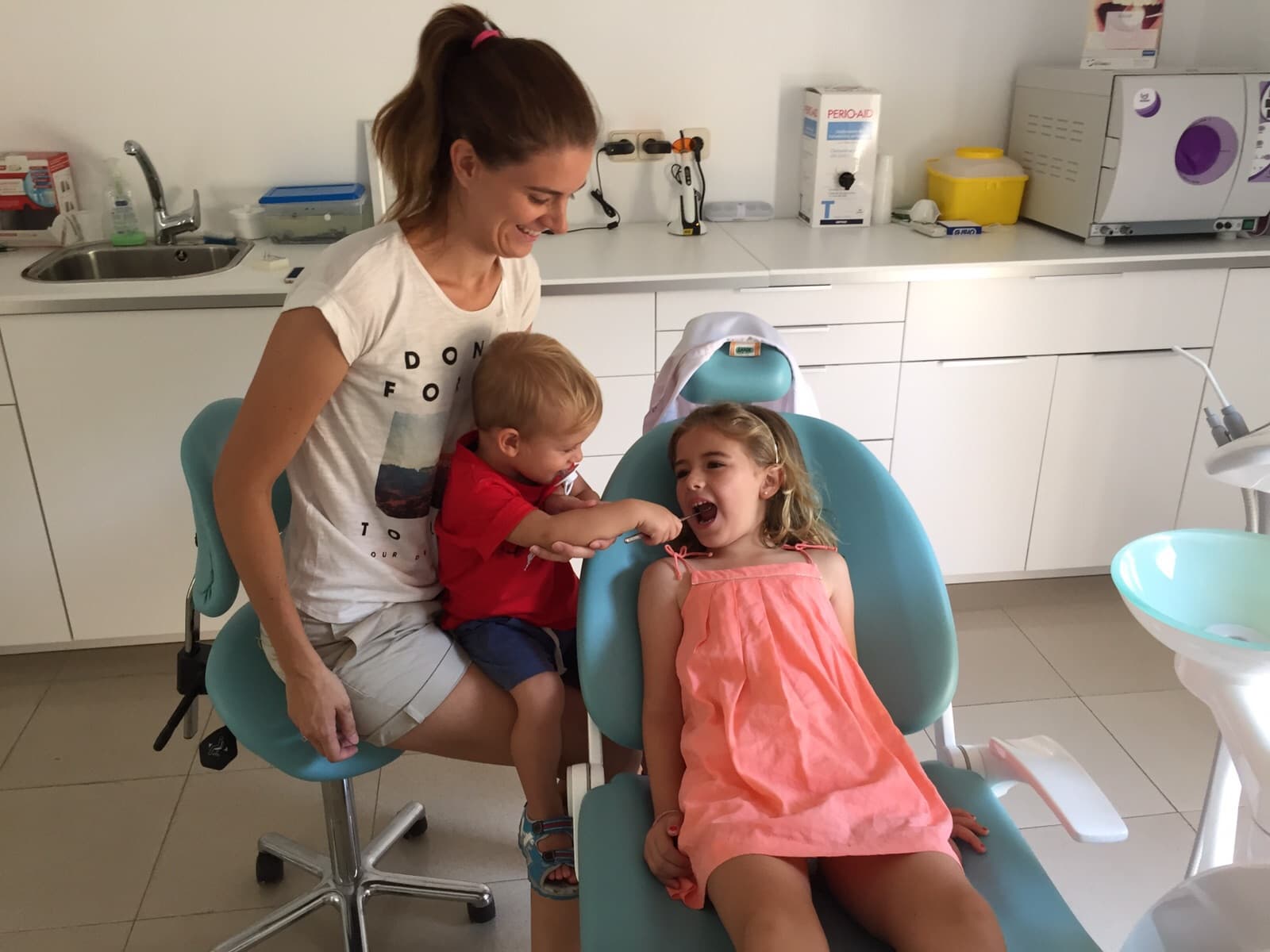 Familia con niños en Clínica Dental Araque Las Rozas — Odontología Real para Familias Reales