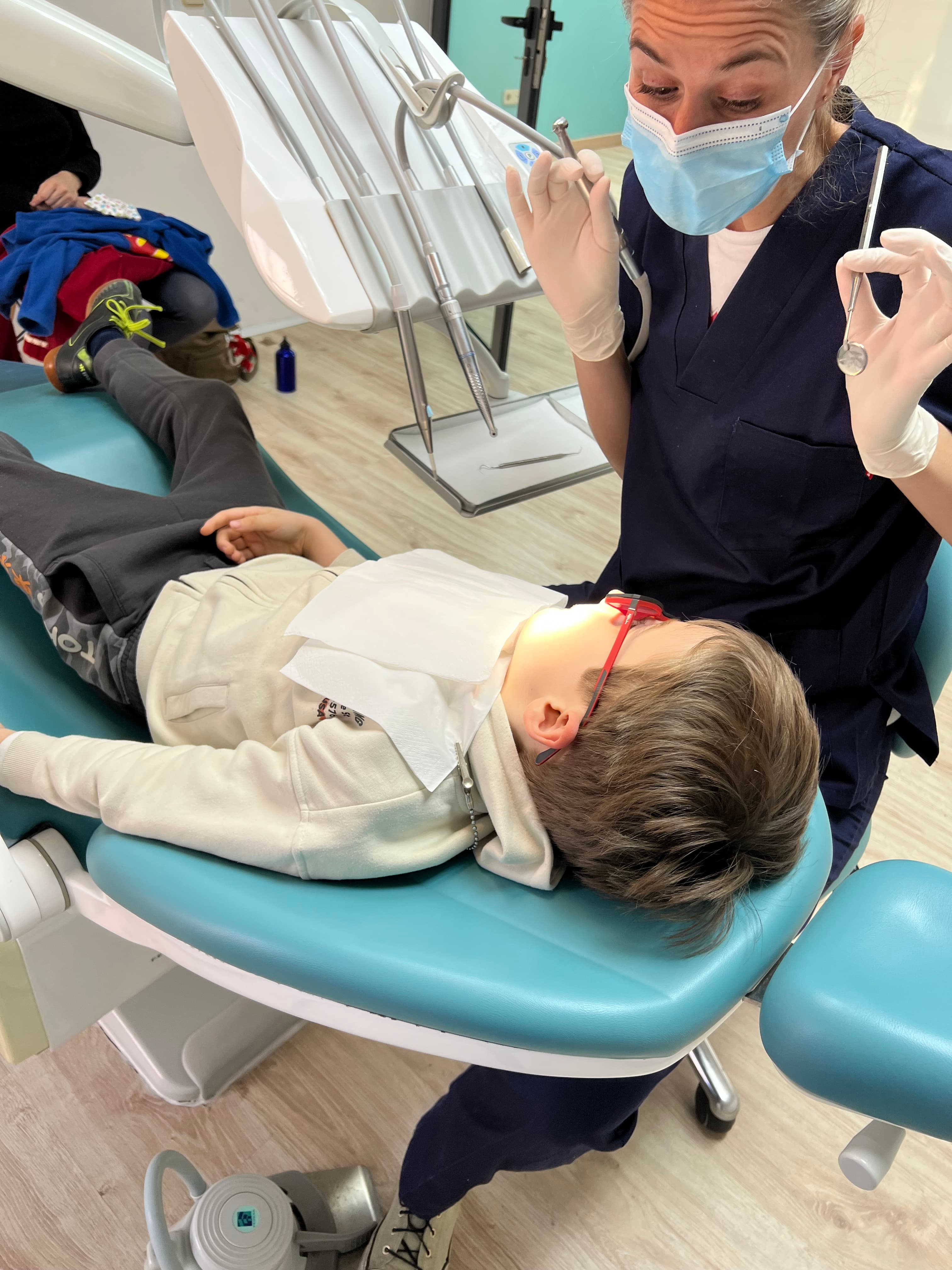 Dentista atendiendo a niño en Clínica Dental Araque Las Rozas