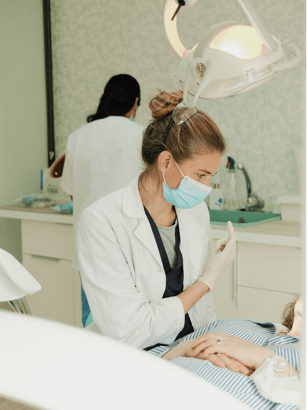 Dentista realizando tratamiento periodontal en Clínica Dental Araque Las Rozas